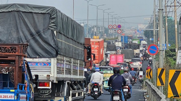 Lật xe tải, cửa ngõ tây bắc TP.HCM ùn xe kéo dài