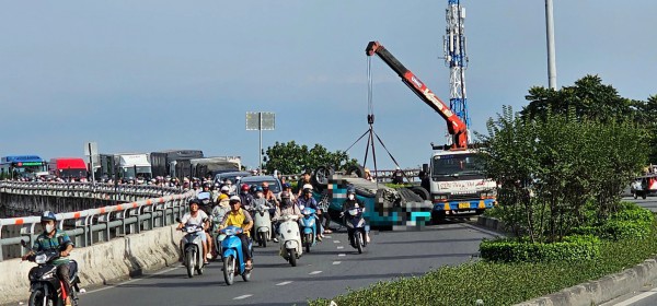 Lật xe taxi công nghệ trên cầu vượt, tài xế bị thương, ùn xe kéo dài