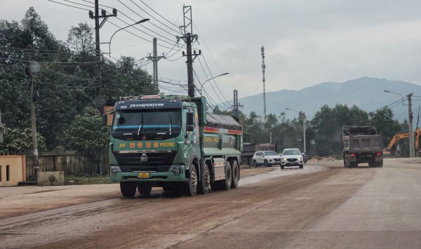 Lo ngại xe tải chở đất gây ô nhiễm, mất an toàn giao thông ở Quy Nhơn