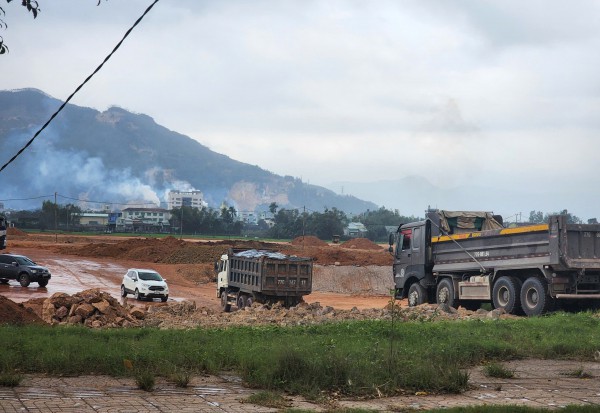 Lo ngại xe tải chở đất gây ô nhiễm, mất an toàn giao thông ở Quy Nhơn