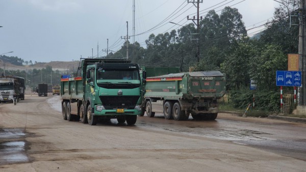 Lo ngại xe tải chở đất gây ô nhiễm, mất an toàn giao thông ở Quy Nhơn