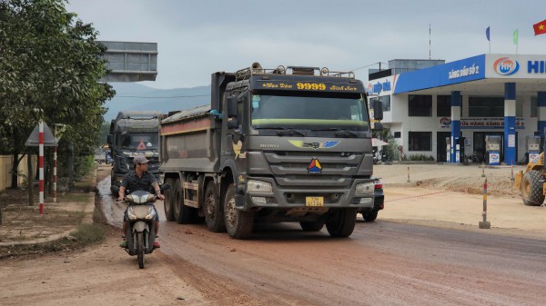 Lo ngại xe tải chở đất gây ô nhiễm, mất an toàn giao thông ở Quy Nhơn