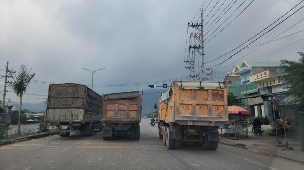 Lo ngại xe tải chở đất gây ô nhiễm, mất an toàn giao thông ở Quy Nhơn