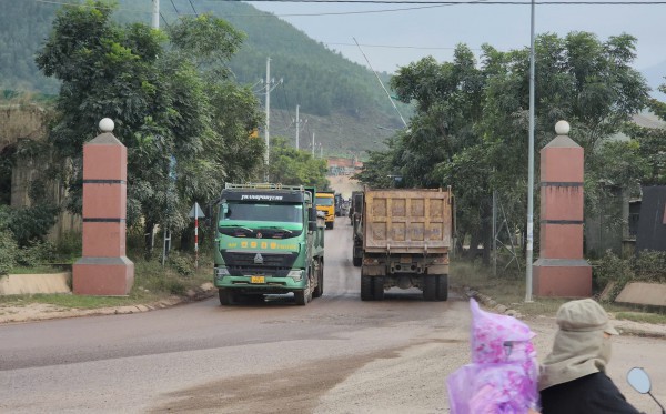 Lo ngại xe tải chở đất gây ô nhiễm, mất an toàn giao thông ở Quy Nhơn