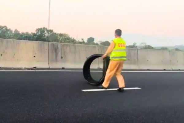 Lốp xe vương vãi trên cao tốc, tiềm ẩn nguy cơ gây tai nạn