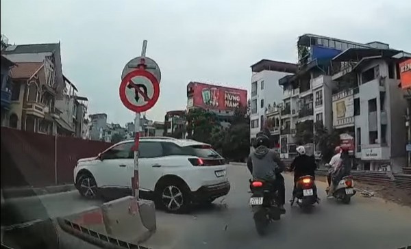 Lưu ý vị trí cấm quay đầu ô tô dù không có biển báo Lưu ý vị trí cấm quay đầu ô tô dù không có biển báo