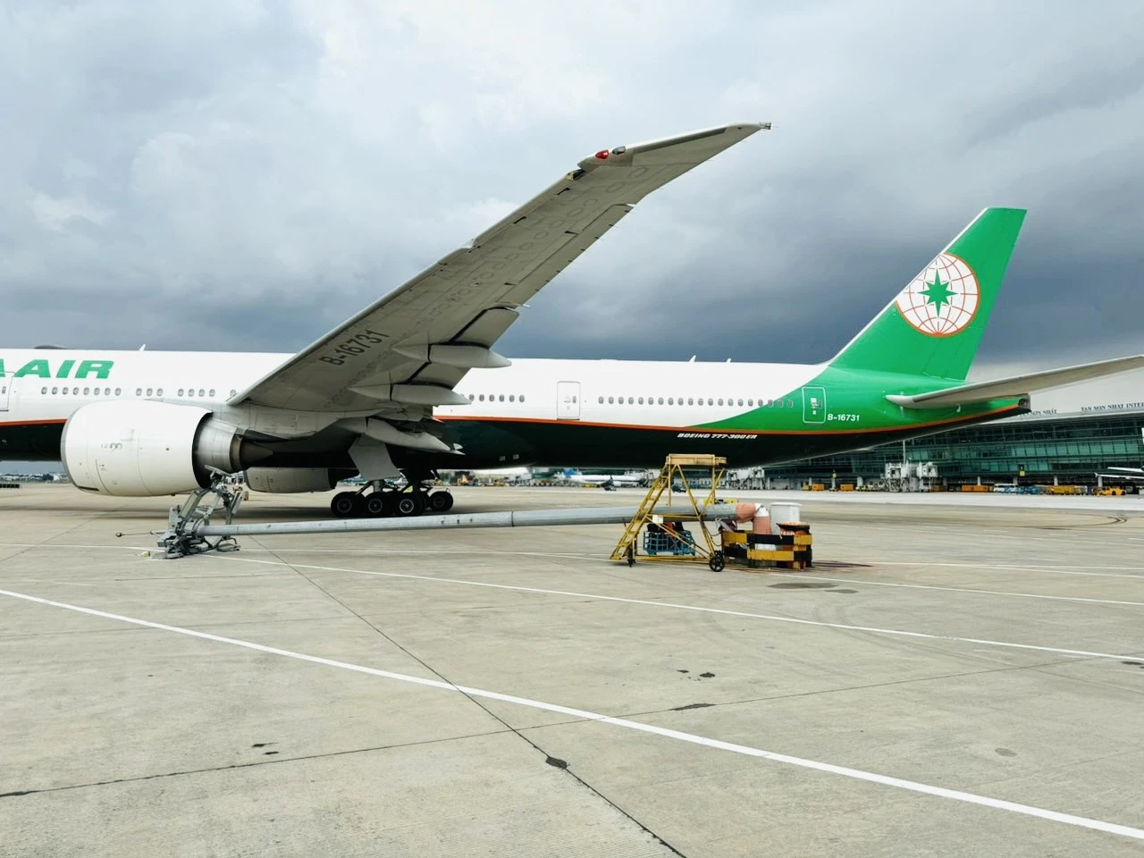 Máy bay Eva Air tông hỏng cột đèn chiếu sáng tại sân bay Tân Sơn Nhất