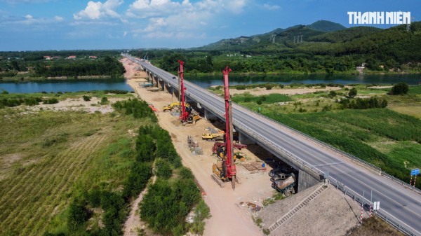 Mở rộng cao tốc Cam Lộ - La Sơn: Đội nắng tăng ca trước mùa mưa