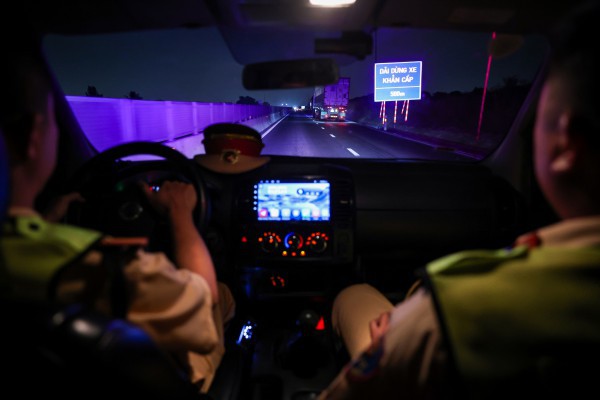 Mối nguy dừng xe trên cao tốc: Phạt tới 13 triệu, vì sao tài xế vẫn vi phạm?