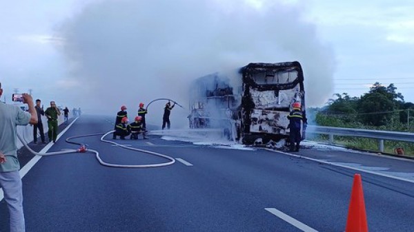 Một ngày xảy ra hai vụ cháy xe trên cao tốc Phan Thiết – Dầu Giây