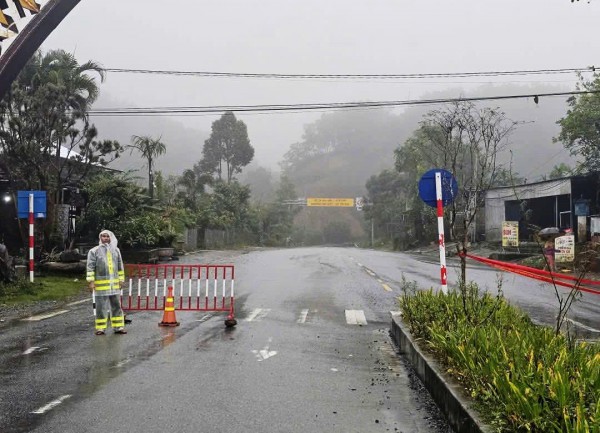 Mưa lớn gây sạt lở, cấm lưu thông trên tuyến huyết mạch nối trung tâm TP.Huế - A Lưới Mưa lớn gây sạt lở, cấm lưu thông trên tuyến huyết mạch nối trung tâm TP.Huế - A Lưới