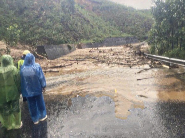 Mưa lớn gây sạt lở, cấm lưu thông trên tuyến huyết mạch nối trung tâm TP.Huế - A Lưới Mưa lớn gây sạt lở, cấm lưu thông trên tuyến huyết mạch nối trung tâm TP.Huế - A Lưới