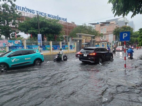 Mưa lớn suốt đêm, nhiều tuyến đường ở Đà Nẵng ngập sâu