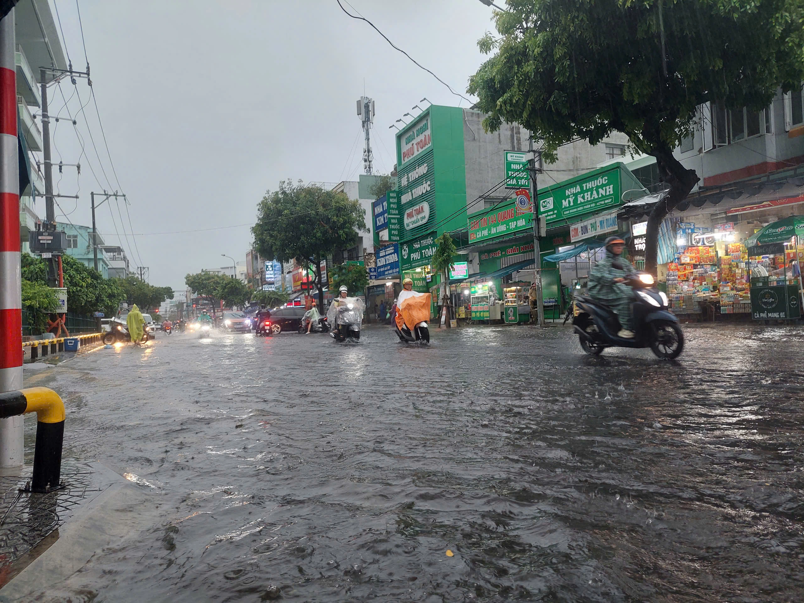 Mưa lớn suốt đêm, nhiều tuyến đường ở Đà Nẵng ngập sâu