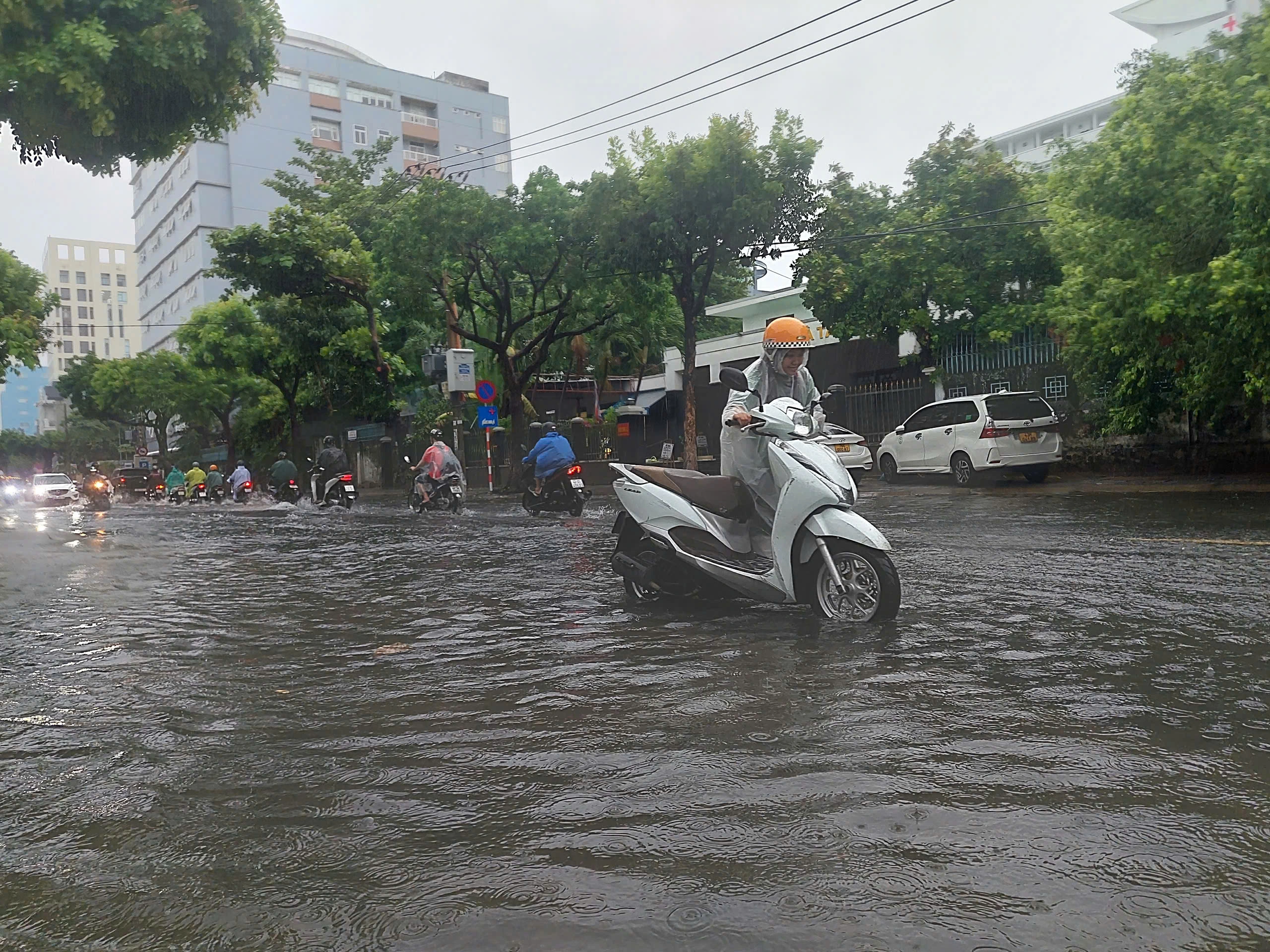 Mưa lớn suốt đêm, nhiều tuyến đường ở Đà Nẵng ngập sâu