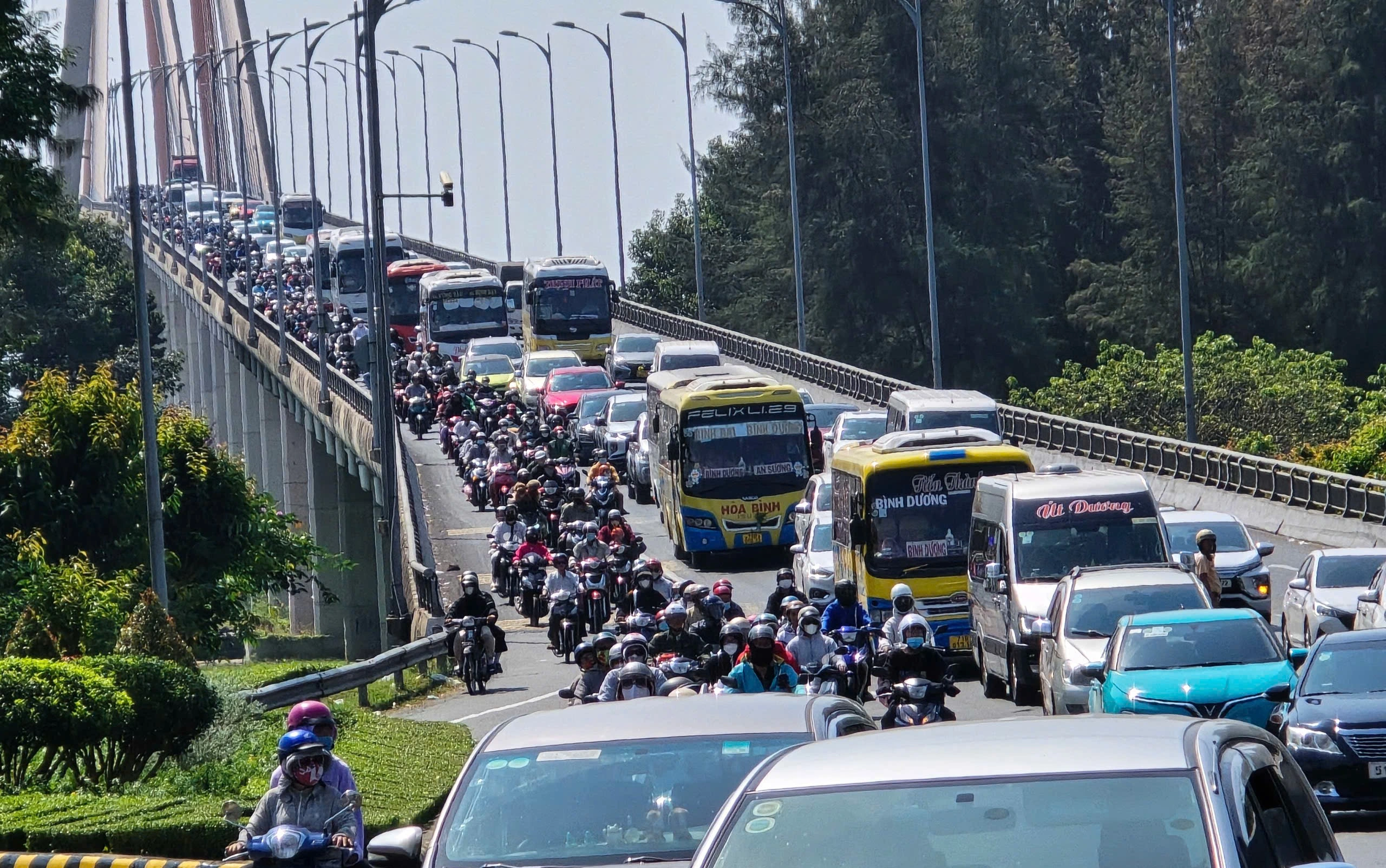 Mùng 5 tết: Cầu Rạch Miễu liên tục thành đường một chiều hướng đi Tiền Giang