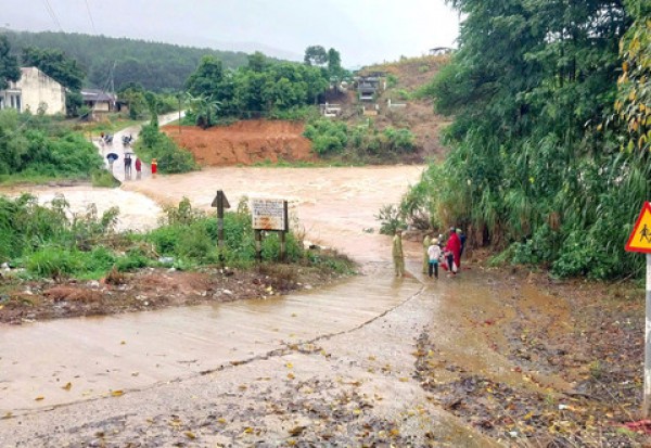 Ngầm, đập tràn - hiểm họa rình rập trong mùa mưa lũ