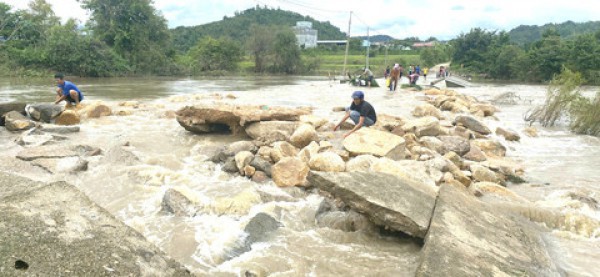 Ngầm, đập tràn - hiểm họa rình rập trong mùa mưa lũ