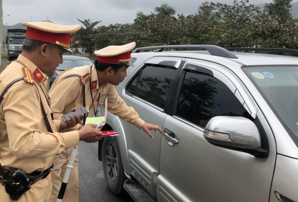 Ngồi ghế sau ô tô có bắt buộc thắt dây an toàn như ghế trước? Ngồi ghế sau ô tô có bắt buộc thắt dây an toàn như ghế trước?