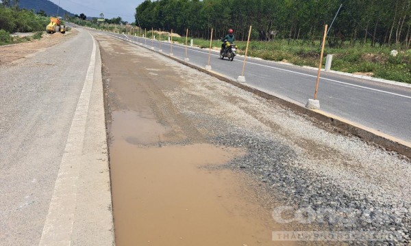 Người dân ‘bất ngờ’ khi đường mới thi công xong đã đào lên sửa lại