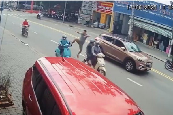 Người đàn ông từ ô tô lao ra đạp nữ tài xế xe ôm ngã nhào trên đường