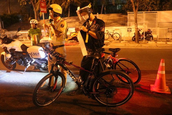 Người đi xe đạp thể dục trong làn ôtô bỏ chạy tán loạn khi CSGT lập chốt xử phạt