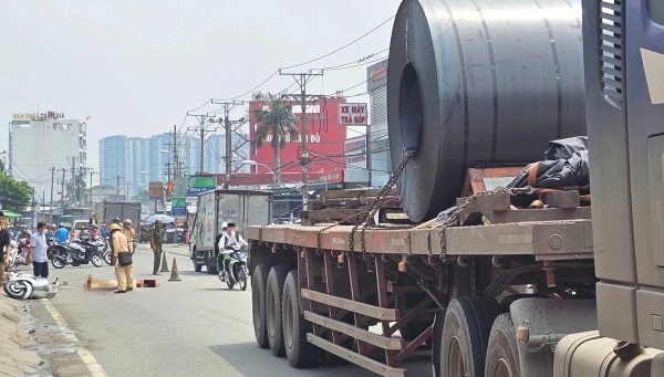 Người nữ chạy xe máy trượt ngã vào gầm xe đầu kéo tử vong Người nữ chạy xe máy trượt ngã vào gầm xe đầu kéo tử vong
