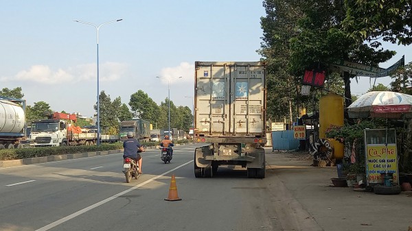 Nguy cơ tai nạn từ những "lô cốt" xe tải đậu ven đường