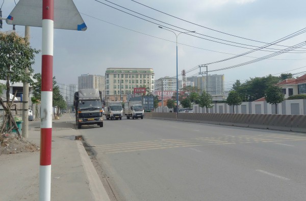 Nguy cơ tai nạn từ những "lô cốt" xe tải đậu ven đường