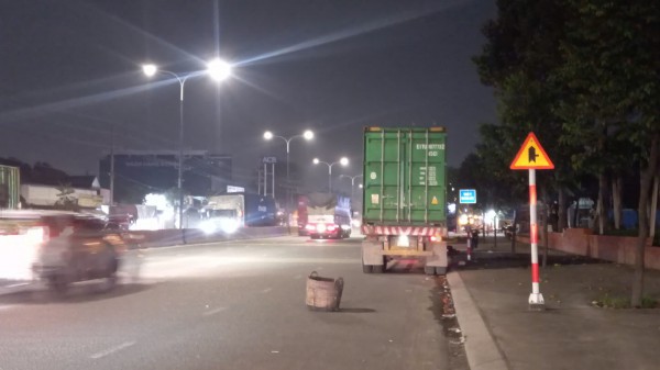 Nguy cơ tai nạn từ những "lô cốt" xe tải đậu ven đường