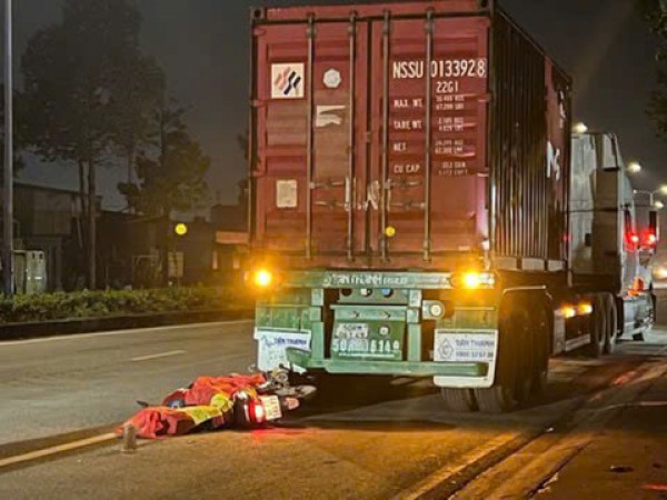 Nguy cơ tai nạn từ những "lô cốt" xe tải đậu ven đường