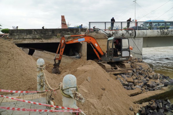 Nha Trang: Cấm một chiều xe tải và xe khách qua cầu Trần Phú do xói lở