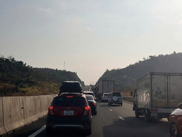 Nhiều tuyến cao tốc thiếu trạm xăng, tài xế cần chú ý gì?