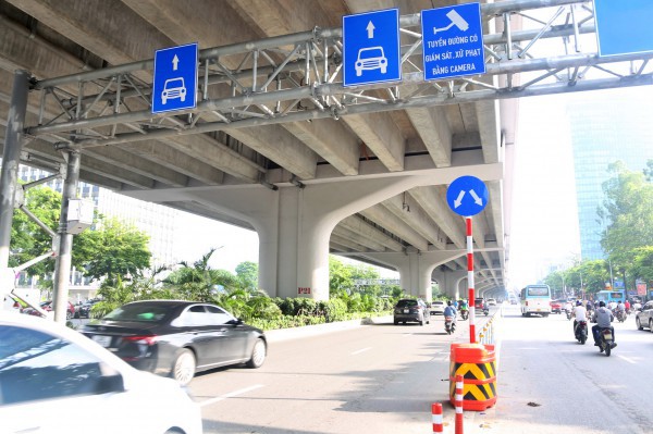 Nhiều xe máy đi sai làn sau khi dựng rào sắt trên đường Phạm Văn Đồng Nhiều xe máy đi sai làn sau khi dựng rào sắt trên đường Phạm Văn Đồng
