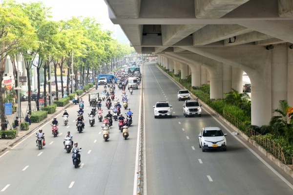 Nhiều xe máy đi sai làn sau khi dựng rào sắt trên đường Phạm Văn Đồng Nhiều xe máy đi sai làn sau khi dựng rào sắt trên đường Phạm Văn Đồng