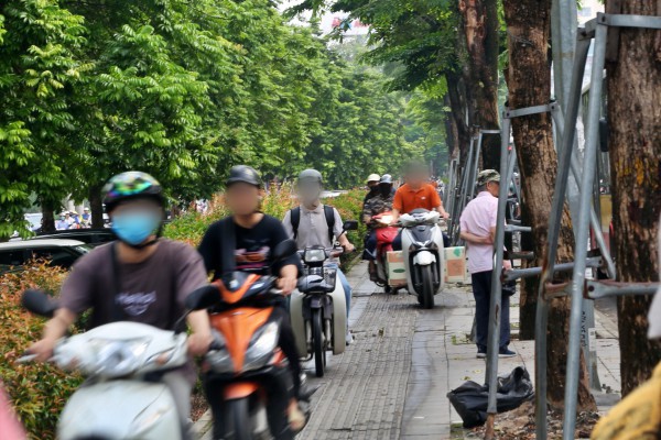 Nhiều xe máy đi sai làn sau khi dựng rào sắt trên đường Phạm Văn Đồng
