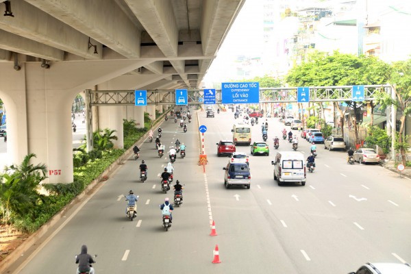 Nhiều xe máy đi sai làn sau khi dựng rào sắt trên đường Phạm Văn Đồng Nhiều xe máy đi sai làn sau khi dựng rào sắt trên đường Phạm Văn Đồng