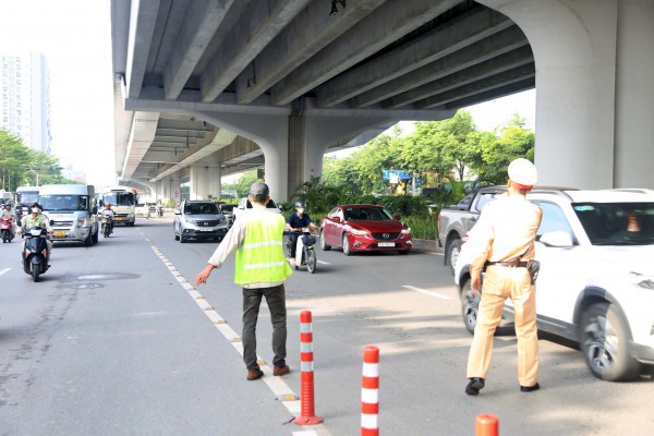 Nhiều xe máy đi sai làn sau khi dựng rào sắt trên đường Phạm Văn Đồng Nhiều xe máy đi sai làn sau khi dựng rào sắt trên đường Phạm Văn Đồng
