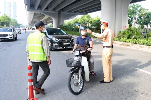 Nhiều xe máy đi sai làn sau khi dựng rào sắt trên đường Phạm Văn Đồng