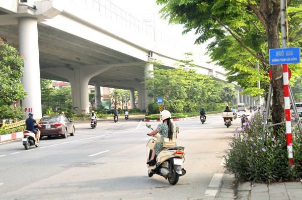 Nhiều xe máy đi sai làn sau khi dựng rào sắt trên đường Phạm Văn Đồng Nhiều xe máy đi sai làn sau khi dựng rào sắt trên đường Phạm Văn Đồng