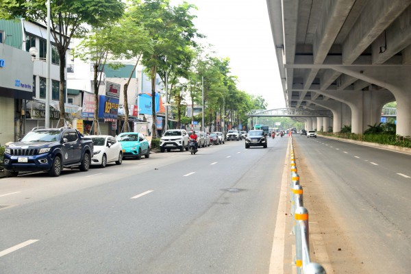 Nhiều xe máy đi sai làn sau khi dựng rào sắt trên đường Phạm Văn Đồng Nhiều xe máy đi sai làn sau khi dựng rào sắt trên đường Phạm Văn Đồng