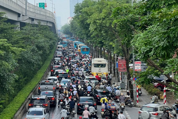 Nhiều xe máy đi sai làn sau khi dựng rào sắt trên đường Phạm Văn Đồng