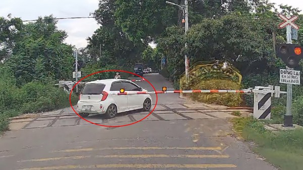 Những lỗi người điều khiển xe máy, ô tô hay mắc phải khi đứng gần đường tàu?