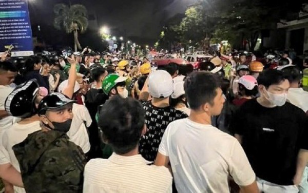Nữ ca sĩ nổi tiếng vi phạm giao thông, cố thủ trên ôtô hút bóng cười, thách thức Công an Nữ ca sĩ nổi tiếng vi phạm giao thông, cố thủ trên ôtô hút bóng cười, thách thức Công an