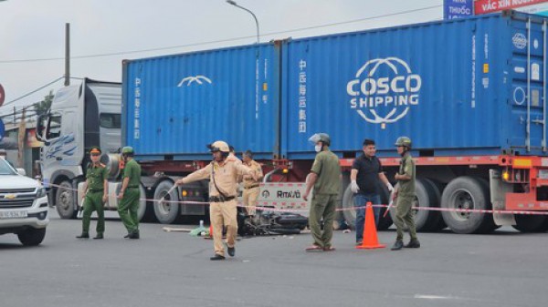 Nữ công nhân bị xe container cán tử vong trên đường đến công ty
