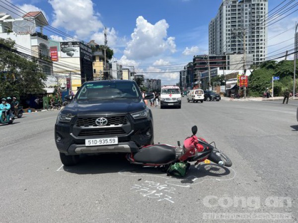 Nữ tài xế lái bán tải va chạm xe máy khiến nam shipper tử vong