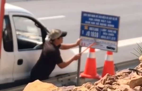 Phá hoại bảng thông tin cứu hộ trên cao tốc vì mâu thuẫn làm ăn