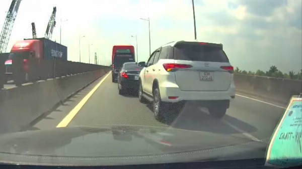 Phẫn nộ ô tô chạy 