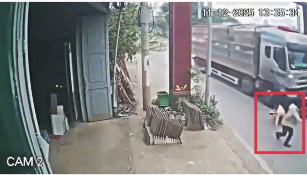 Phẫn nộ với đối tượng vi phạm, đẩy cán bộ CSGT vào đầu xe tải đang lao đến