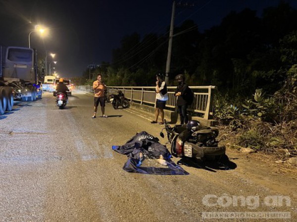 Phát hiện người đàn ông tử vong bên cạnh xe máy ở TP.Thủ Đức
